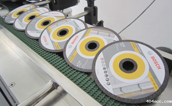 全自动贴标机应用于服装吊牌的优势