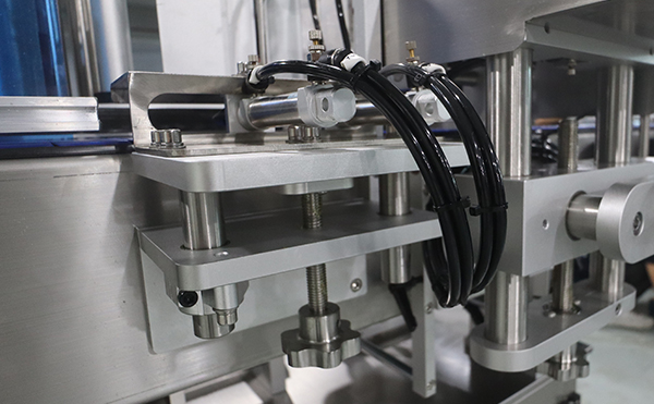 吹贴贴标机,滚贴贴标机,贴标机厂家，